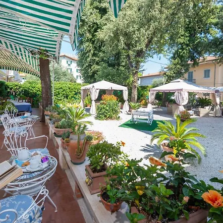 Отель Tirreno Форте-деи-Марми